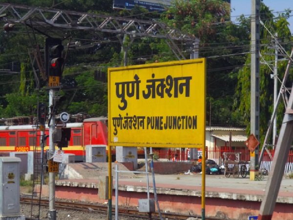 त्योहारी सीजन में स्टेशन पर यात्रियों को बहुत परेशानियों का सामना करना पड़ता त्योहारी सीजन में स्टेशन पर यात्रियों को बहुत परेशानियों का सामना करना पड़ता