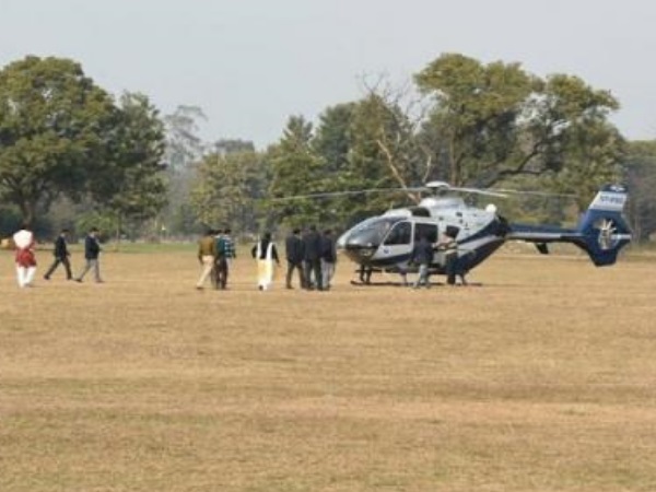 सेना के जवानों ने हेलीपैड पर दो ड्रम दिए