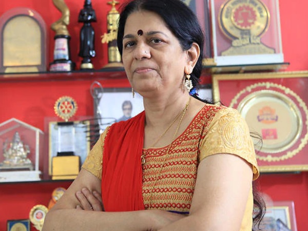 क्लाइंट के कॉल डिटेल्स बेचती थीं रजनी