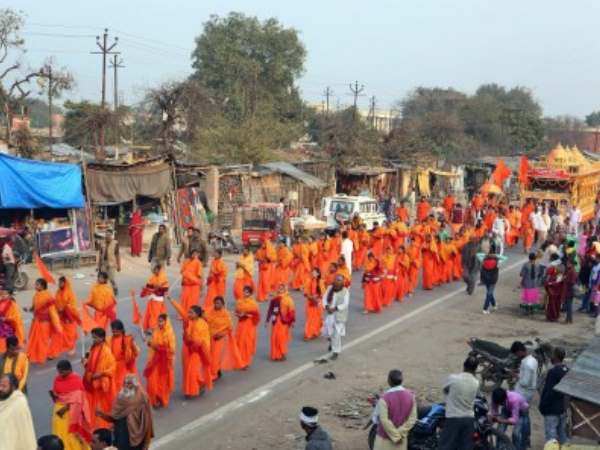 राम राज्य रथ यात्रा को वीएचपी नेता ने दिखाई हरी झंडी राम राज्य रथ यात्रा को वीएचपी नेता ने दिखाई हरी झंडी