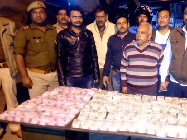 क्राइम ब्रांच और पुलिस टीम ने पकड़ा क्राइम ब्रांच और पुलिस टीम ने पकड़ा