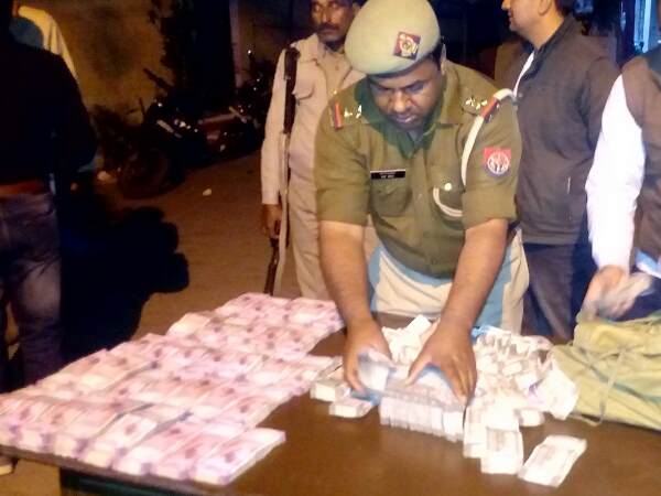 युवकों से हो रही पूछताछ युवकों से हो रही पूछताछ