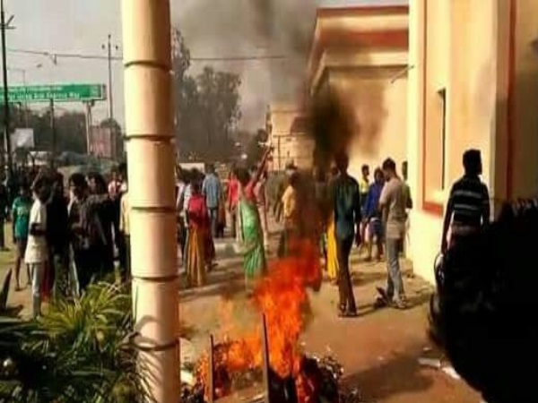 भीड़ ने थाने को जला दिया भीड़ ने थाने को जला दिया