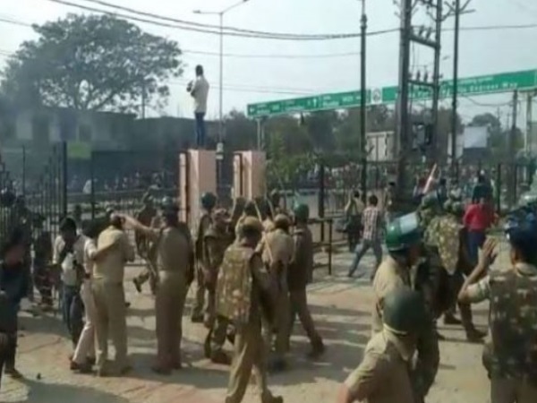 पुलिस स्टेशन इंचार्ज समेत तीन पुलिसकर्मी निलंबित पुलिस स्टेशन इंचार्ज समेत तीन पुलिसकर्मी निलंबित