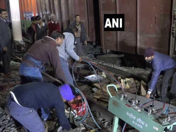  सतना। मध्य प्रदेश के सतना में मालगाड़ी के 28 डिब्बे पटरी से उतर गए। शुक्रवार को मालगाड़ी के डिब्बे पटरी से उतर जाने के बाद ट्रैक पर रेलगाड़ियों का आवागमन प्रभावित है। मुंबई-हावड़ा लाइन और सतना-रेवा ट्रैक को ठीक करने का काम शुरू कर दिया है। 