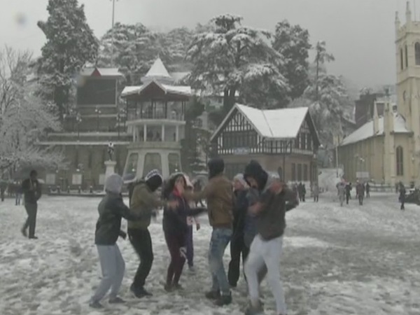 धौलाधार पर्वतमाला बर्फ की चादर से ढक गई है