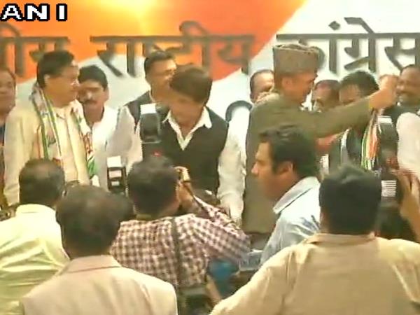 राजबब्बर की उपस्थिति में कांग्रेस में हुए शामिल