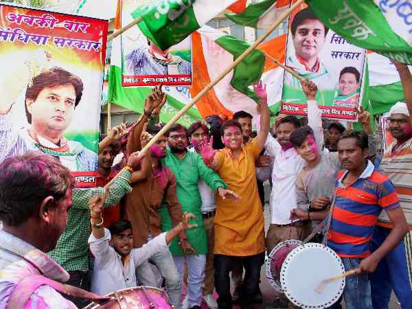 कांग्रेस ने बरकरार रखी दोनों सीटें कांग्रेस ने बरकरार रखी दोनों सीटें