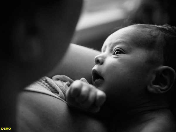 एक महिला ने बॉम्बे हाईकोर्ट में अपील की है कि उसे उसकी बेटी का बर्थ सर्टिफिकेट चाहिए लेकिन वो उसके पिता का नाम नहीं बताएगी। एक महिला ने बॉम्बे हाईकोर्ट में अपील की है कि उसे उसकी बेटी का बर्थ सर्टिफिकेट चाहिए लेकिन वो उसके पिता का नाम नहीं बताएगी।