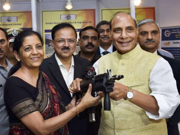 आतंकी हमलों के बीच रक्षा मंत्री निर्मला सीतारमण गईं जम्मू, दिल्ली में बैठ कर रहे हैं गृह मंत्री राजनाथ सिंह