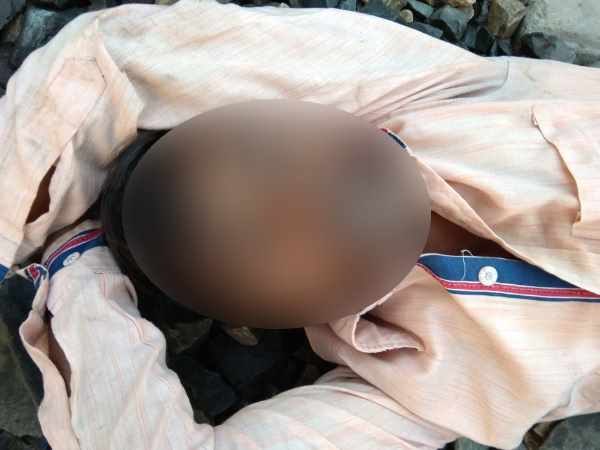 girl beat the boyfriend with sandals, found dead on the railway track in Sonbhadra