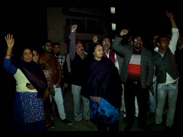 supertech builder left households in lurch moradabad. stops electricity, water and lift supply