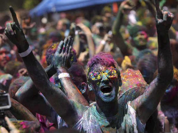 खा के गुजिया, पी के भंग...