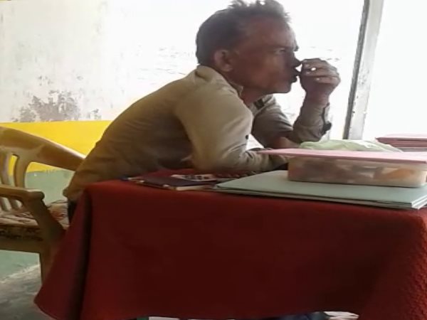  छात्रों से दबवाए पैर, कुर्सी पर बैठकर गाते रहे गीत