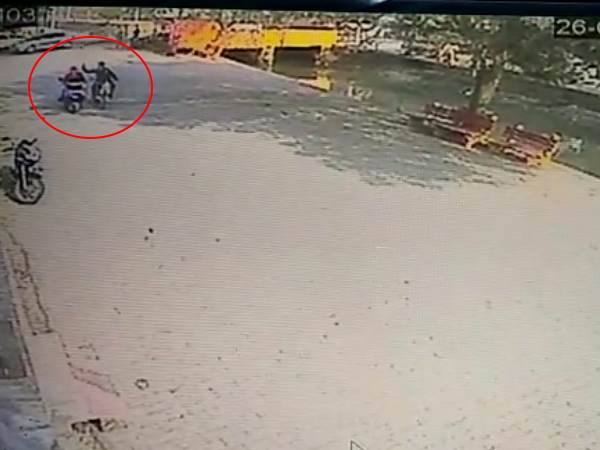 युवती के साथ सरेआम बदसलूकी