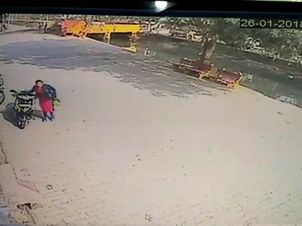 मनचलों की करतूत के विरोध पर थप्पड़