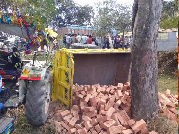 Mother in law and son in law crushed by tractor in Mirzapur