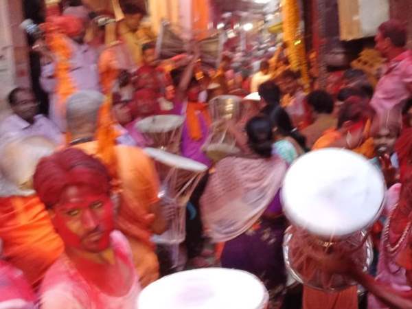 जलती चिताओं के बीच खेली गई होली