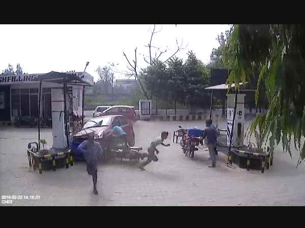 पूरी घटना सीसीटीवी में कैद पूरी घटना सीसीटीवी में कैद