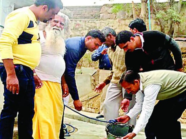 इस कुएं में 2 फरवरी से गर्म पानी आ रहा था