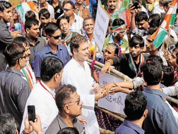 दक्षिण में आगे निकले राहुल गांधी दक्षिण में आगे निकले राहुल गांधी