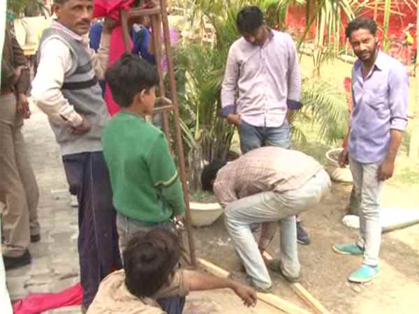 Minor boys working in preparation of CM visit in Shahjahanpur