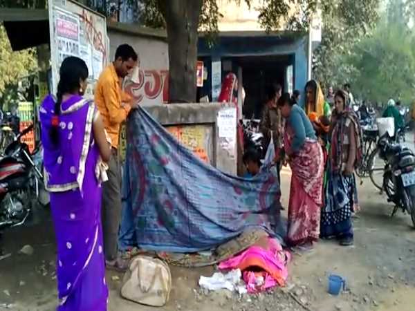 एंबुलेंस ना मिलने पर बाइक से जिला अस्पताल ले जा रहा था पति