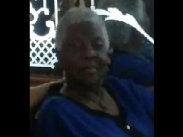  बिस्तर में बुरी तरह फंस गई महिला