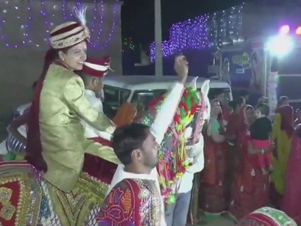 शादी में घोड़ी पर चढ़ी दुल्हन