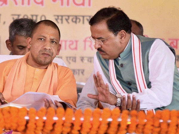 सीएम, डिप्टी सीएम की सीट पर सपा आगे