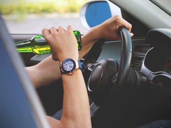 पहले पारदर्शी बोतलों में आती थी बीयर