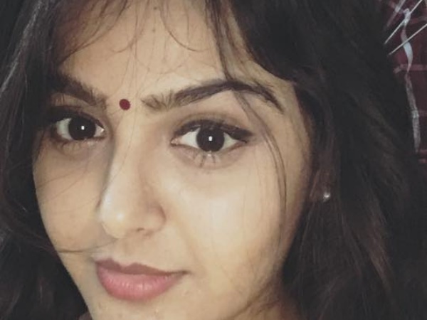 गाड़ी के ठीक सामने पेशाब करने लगा व्यक्ति