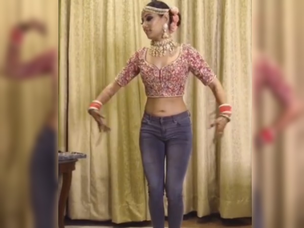 ब्लाउज और जींस में किया डांस