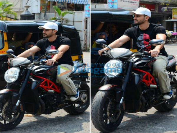  बिना हेलमेट के बाइक चलाते पकड़े गए कुणाल खेमू