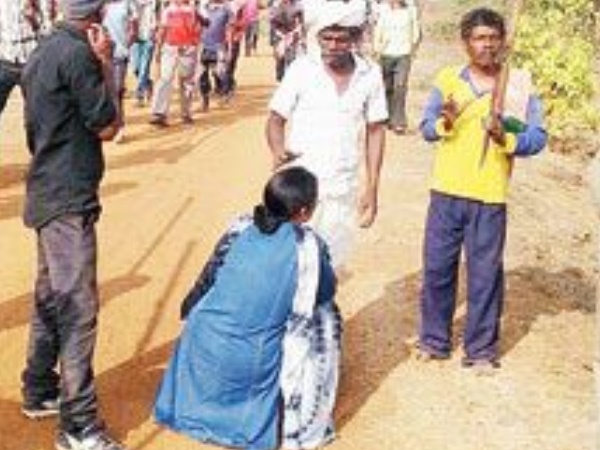 हाथ जोड़े जमीन पर बैठ गईं पूरबी हाथ जोड़े जमीन पर बैठ गईं पूरबी