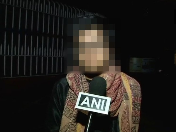 शर्मनाक! एक लड़की ने छात्राओं पर फेंका गुब्बारा