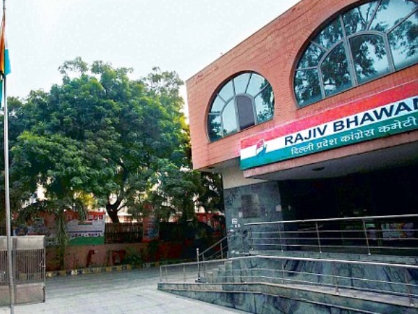 बिल्डर मे लगाया पैसे न चुकाने का आरोप