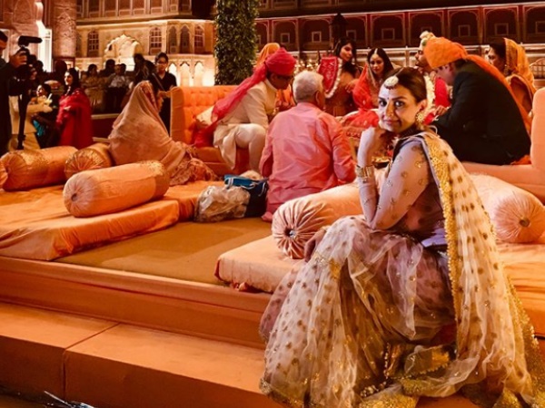 गुलाबी साड़ी में बेहद खूबसूरत लग रहीं थी ईशा