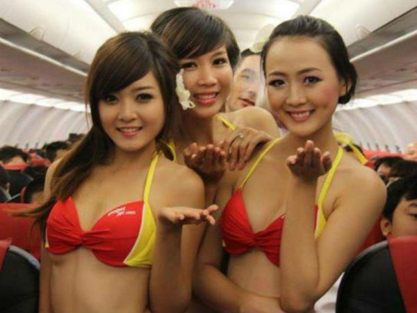 बिकिनी में एयरहोस्टेस बिकिनी में एयरहोस्टेस