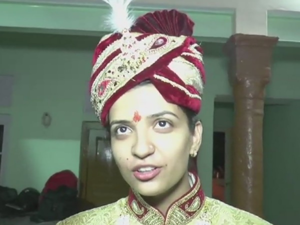 दूल्हे की तरह तैयार होकर निकाली बारात