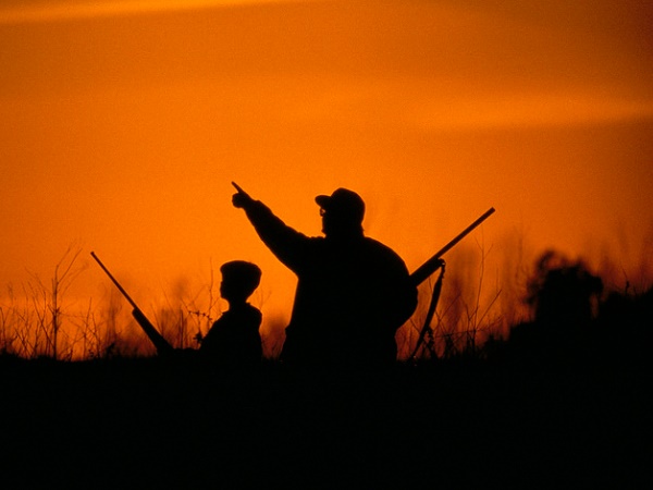 शिकार के लिए जाते हैं आदिवासी लोग शिकार के लिए जाते हैं आदिवासी लोग