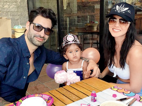 पिछले साल गोद ली थी बेटी पिछले साल गोद ली थी बेटी