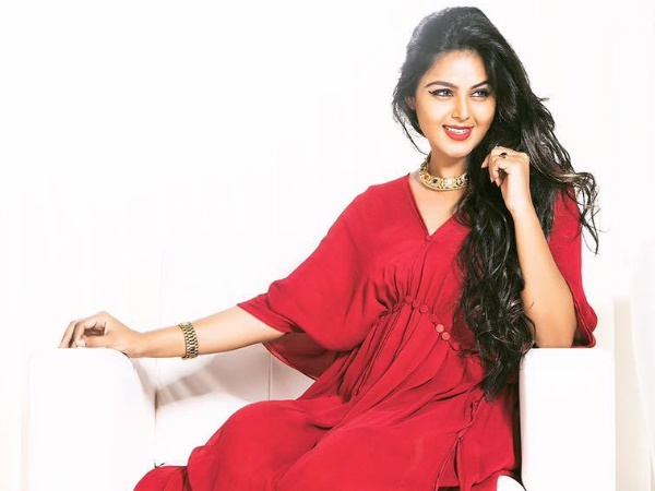 मोनाल से बदतमीजी करने लगा आरोपी