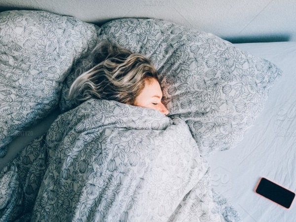 बढ़ते वजन की ओर इशारा है कम नींद