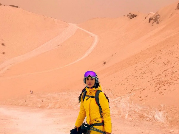 पूर्वी यूरोप में गिरी नारंगी बर्फ