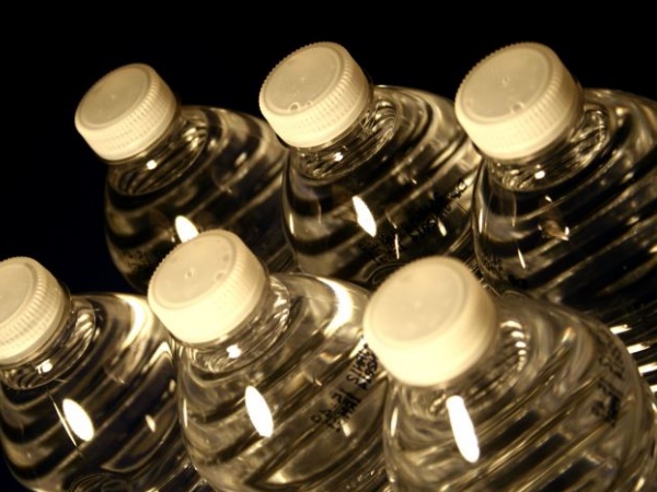 भारत के बिसलेरी ब्रांड में पाया गया प्लास्टिक