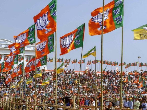नैसर्गिक सुंदरता से सजे राज्यों ने ओढ़ी भगवा चूनर... नैसर्गिक सुंदरता से सजे राज्यों ने ओढ़ी भगवा चूनर...