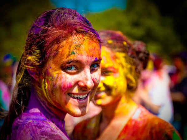 रंगो से भी रंगीन ज़िन्दगी हमारी रंगो से भी रंगीन ज़िन्दगी हमारी