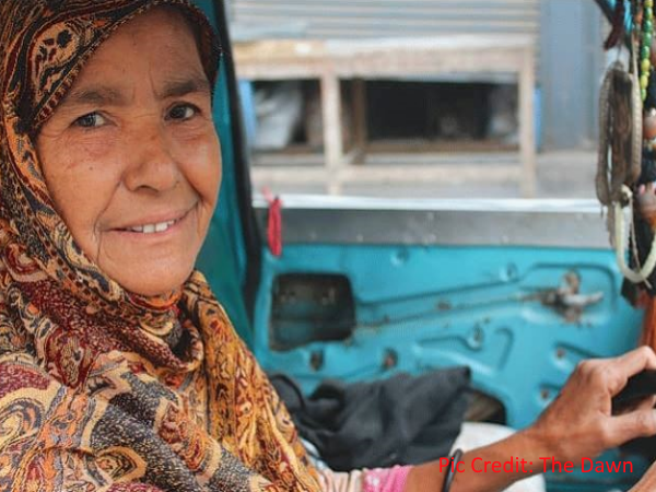 पति की मौत के बाद खुद टैक्सी चलाकर परिवार पाला