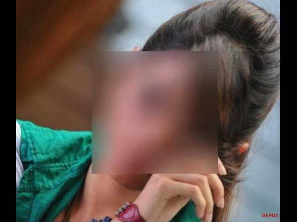 बदनाम करने की धमकी दे रहा है
